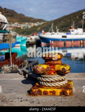 Un dissuasore arrugginito con una corda nel porto di Hout Bay, nella provincia del Capo Occidentale, in Sudafrica Foto Stock