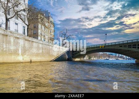 Una vista panoramica dell'isola di Saint-Louis e dello splendido ponte Sully a Parigi, Francia Foto Stock