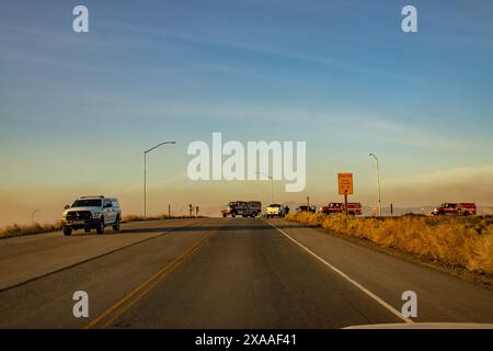 I team CAL Fire si fermano dal Corral Fire dopo una straordinaria durata di meno di 24 ore, dove 14.000 acri sono stati bruciati a Tracy, California Foto Stock