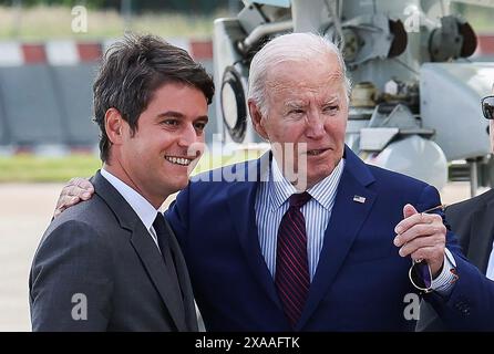 Parigi, Francia. 5 giugno 2024. Il presidente DEGLI STATI UNITI Joe Biden (C) viene accolto dal primo ministro francese Gabriel Attal all'arrivo all'aeroporto Paris Orly vicino a Parigi, mercoledì 5 giugno 2024, in occasione del suo viaggio per commemorare il 80° anniversario del D-Day. Foto dell'Ufficio del primo Ministro francese/UPI credito: UPI/Alamy Live News Foto Stock