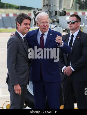 Parigi, Francia. 5 giugno 2024. Il presidente DEGLI STATI UNITI Joe Biden (C) viene accolto dal primo ministro francese Gabriel Attal all'arrivo all'aeroporto Paris Orly vicino a Parigi, mercoledì 5 giugno 2024, in occasione del suo viaggio per commemorare il 80° anniversario del D-Day. Foto del primo Ministro francese Office/UPI credito: UPI/Alamy Live News Foto Stock