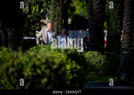 Roma, Italia. 5 giugno 2024. Coach Jacques Borlee nella foto è arrivato in hotel in vista dei Campionati europei di atletica leggera a Roma, Italia, mercoledì 05 giugno 2024. La delegazione belga ai Campionati europei di atletica leggera non è mai stata più grande di quest'anno. 59 atleti (35 uomini e 24 donne) parteciperanno a 41 gare individuali nella capitale italiana. All'inizio ci saranno anche cinque squadre di staffaggio. BELGA PHOTO JASPER JACOBS credito: Belga News Agency/Alamy Live News Foto Stock