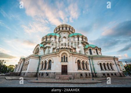 Vista posteriore della cattedrale Alexander Nevsky a Sofia, Bulgaria, in un pomeriggio di sole. E' un famoso punto di riferimento e una popolare destinazione turistica Foto Stock