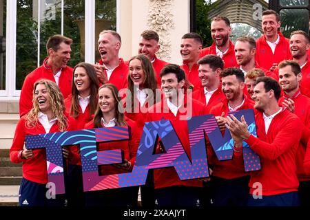 Membri della squadra di canottaggio tra cui Helen Glover (ultima fila, seconda da sinistra) che si divertono durante l'annuncio della squadra di canottaggio del Team GB Paris 2024 a Kew Gardens, Londra. Data foto: Mercoledì 5 giugno 2024. Foto Stock