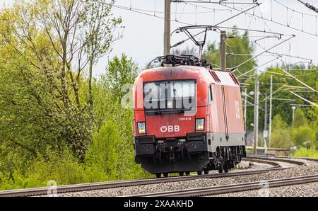 Hebertshausen, Germania, 10 aprile 2024: Una locomotiva Taurus delle Ferrovie federali austriache (ÖBB) prodotta dalla Siemens parte da Monaco verso Nur Foto Stock