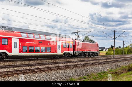 Hebertshausen, Germania, 10 aprile 2024: Il Munich-Norimberga Express. Il treno passeggeri è alimentato da una locomotiva elettrica DB serie 102. (Foto di Foto Stock