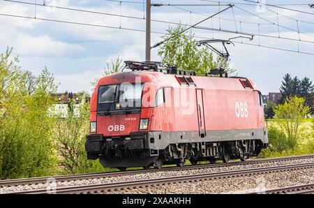 Hebertshausen, Germania, 10 aprile 2024: Una locomotiva Taurus delle Ferrovie federali austriache (ÖBB) prodotta dalla Siemens parte da Monaco verso Nur Foto Stock