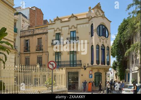 Sitges, Barcellona, Spagna - 5 giugno 2024: L'architettura modernista è presente in questa immagine dell'edificio Manel Planas con dettagli artistici e strade Foto Stock