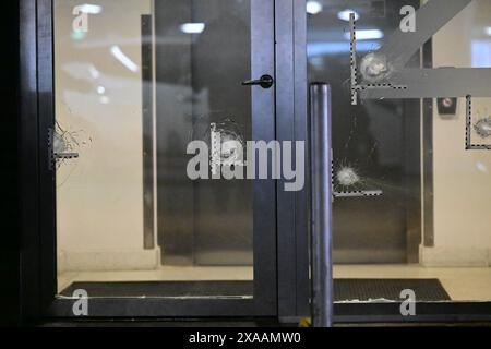 Polizia sulla scena in piazza Selma Lagerlöfs a Goteborg dopo che il famoso rapper C. Gambino è stato ucciso martedì sera in un parcheggio a Goteborg, Svezia, il 5 giugno 2024. Foto: Björn Larsson Rosvall/TT/codice 9200 credito: TT News Agency/Alamy Live News Foto Stock