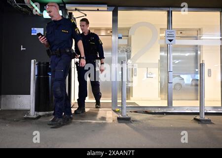 Polizia sulla scena in piazza Selma Lagerlöfs a Goteborg dopo che il famoso rapper C. Gambino è stato ucciso martedì sera in un parcheggio a Goteborg, Svezia, il 5 giugno 2024. Foto: Björn Larsson Rosvall/TT/codice 9200 credito: TT News Agency/Alamy Live News Foto Stock