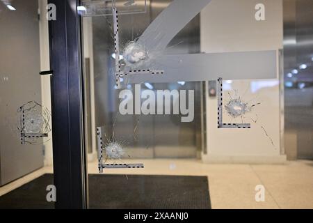 Polizia sulla scena in piazza Selma Lagerlöfs a Goteborg dopo che il famoso rapper C. Gambino è stato ucciso martedì sera in un parcheggio a Goteborg, Svezia, il 5 giugno 2024. Foto: Björn Larsson Rosvall/TT/codice 9200 credito: TT News Agency/Alamy Live News Foto Stock