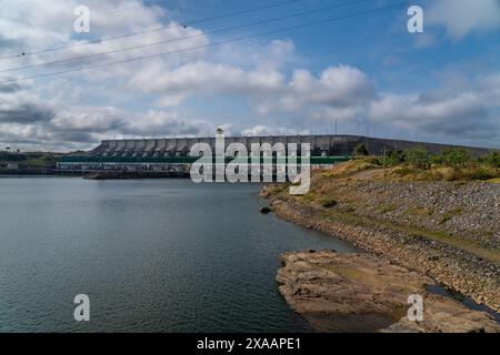 Diga di Belo Monte sul fiume Xingu. Centrale idroelettrica nella foresta pluviale amazzonica nella città di Altamira, Para, Brasile. Concetto di ambiente, ecologia, natura Foto Stock