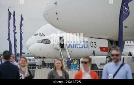 Emirates Airbus A380, Airbus A321, ILA 2024, Internationale Luft- und Raumfahrtausstellung Berlin, Schönefeld, Brandeburgo, Deutschland Foto Stock