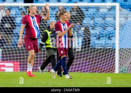 Oslo 20240605. Erling Braut Haaland t.v. e Martin Odegaard dopo la partita privata internazionale di calcio tra Norvegia e Kosovo allo stadio Ullevaal. La Norvegia ha vinto il match 3-0, tutti segnati da Erling Braut Haaland. Foto: Fredrik Varfjell / NTB Foto Stock