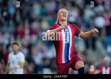 Oslo 20240605. Erling Braut Haaland dopo aver dato alla Norvegia il vantaggio di 3-0 durante la partita privata internazionale di calcio tra Norvegia e Kosovo allo stadio Ullevaal. Foto: Fredrik Varfjell / NTB Foto Stock