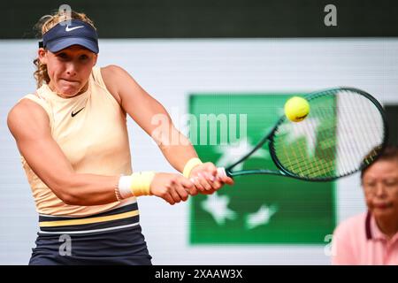 Parigi, Parigi, Francia. 5 giugno 2024. MIRRA ANDREEVA, 17 anni, della Russia in azione durante l'undicesima giornata di Roland-Garros 2024, Open di Francia 2024, torneo di tennis del grande Slam allo stadio Roland-Garros. Andreeva ha vinto 6-7 (5), 6-4, 6-4 diventando la più giovane semifinalista del grande Slam dal 1997. (Credit Image: © Matthieu Mirville/ZUMA Press Wire) SOLO PER USO EDITORIALE! Non per USO commerciale! Foto Stock