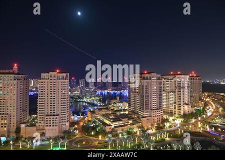 Veduta aerea notturna del paesaggio urbano illuminato con Moon e Light Trails Foto Stock