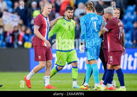 Oslo 20240605. Erling Braut Haaland t.v. e il portiere del Kosovo Visar Bekaj dopo la partita privata internazionale di calcio tra Norvegia e Kosovo allo stadio Ullevaal. La Norvegia ha vinto la partita 3-0, tutti i gol segnati da Erling Braut Haaland. Foto: Terje Pedersen / NTB Foto Stock