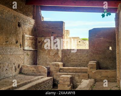 Dipinti ad acquerello dei serpenti nel Mitreo dei Serpenti, II secolo d.C. - Parco Archeologico di Ostia Antica, Roma, Italia1 Foto Stock