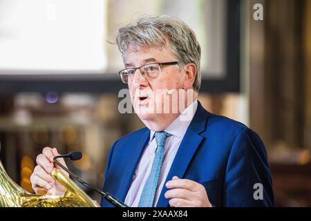 Immagine testa e spalle di Robert Hardman che parlava da un leggio della Cattedrale di Salisbury nel 2024 Foto Stock