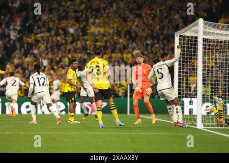 Jude Bellingham (Real Madrid) celebra il primo gol della sua squadra, segnato da Daniel Carvajal (Real Madrid) durante la finale di UEFA Champions League tra Borussia Dortmund e Real Madrid allo stadio di Wembley, Londra, sabato 1 giugno 2024. (Foto: Pat Isaacs | mi News) crediti: MI News & Sport /Alamy Live News Foto Stock