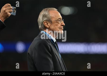 Florentino Perez guarda il suo fianco alzare il trofeo dopo la finale di UEFA Champions League tra Borussia Dortmund e Real Madrid allo stadio di Wembley, Londra, sabato 1 giugno 2024. (Foto: Pat Isaacs | mi News) crediti: MI News & Sport /Alamy Live News Foto Stock