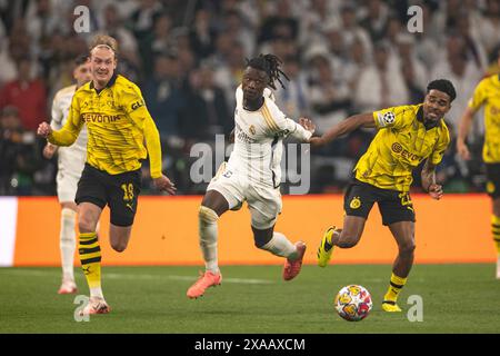 Eduardo Camavinga (Real Madrid) scappa da Julian Brandt (Borussia Dortmund) e Ian Maatsen (Borussia Dortmund) durante la finale di UEFA Champions League tra Borussia Dortmund e Real Madrid allo stadio di Wembley, Londra, sabato 1 giugno 2024. (Foto: Pat Isaacs | mi News) crediti: MI News & Sport /Alamy Live News Foto Stock