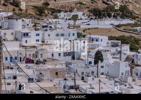 Vista dall'alto degli edifici residenziali imbiancati, dei vecchi mulini a vento e delle case di iOS Greece Foto Stock