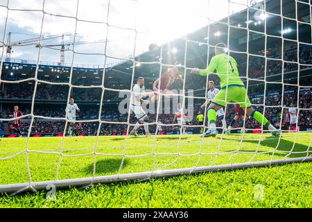 Oslo 20240605. Erling Braut Haaland segna il gol 1-0 durante la partita privata internazionale di calcio tra Norvegia e Kosovo allo stadio Ullevaal. Foto: Fredrik Varfjell / NTB Foto Stock