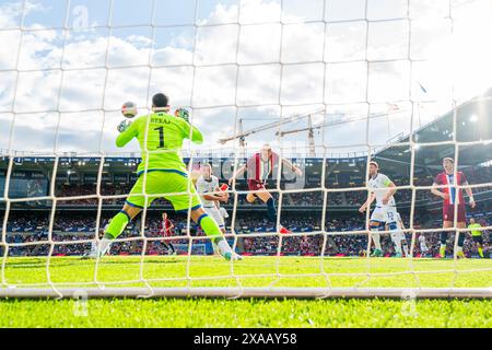 Oslo 20240605. Erling Braut Haaland segna il gol 1-0 durante la partita privata internazionale di calcio tra Norvegia e Kosovo allo stadio Ullevaal. Foto: Fredrik Varfjell / NTB Foto Stock