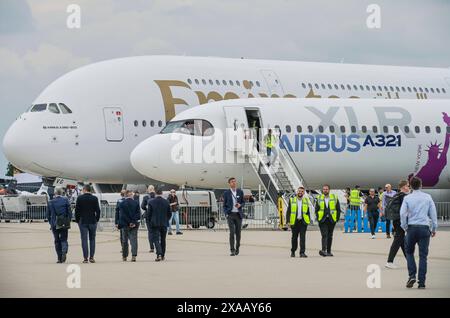 Emirates Airbus A380, Airbus A321, ILA 2024, Internationale Luft- und Raumfahrtausstellung Berlin, Schönefeld, Brandeburgo, Deutschland *** Emirates Airbus A380, Airbus A321, ILA 2024, International Aerospace Exhibition Berlin, Schönefeld, Brandeburgo, Germania Foto Stock