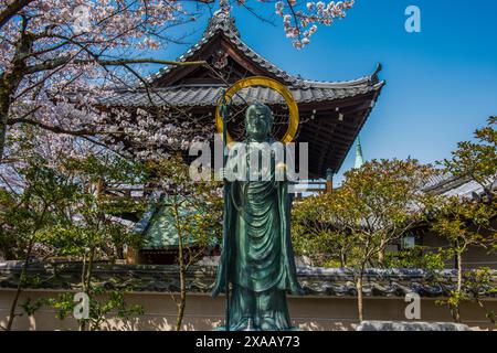 Statua nella fioritura dei ciliegi nel Parco Maruyama-Koen, Kyoto, Honshu, Giappone, Asia Foto Stock