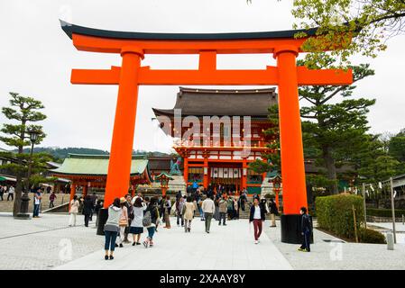 Cancello d'ingresso rosso alle infinite porte rosse di Fushimi Inari, Kyoto, Honshu, Giappone, Asia Foto Stock