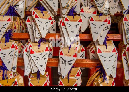 Targhe di souvenir in legno presso le infinite porte rosse di Fushimi Inari di Kyoto, Kyoto, Honshu, Giappone, Asia Foto Stock