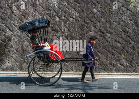 Risciò giapponese di fronte alle antiche terme di Dogo Onsen, Matsuyama, Shikoku, Giappone, Asia Foto Stock