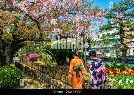 Donne tradizionalmente vestite a Dejima, un'isola artificiale nel porto di Nagasaki, Kyushu, Giappone, Asia Foto Stock