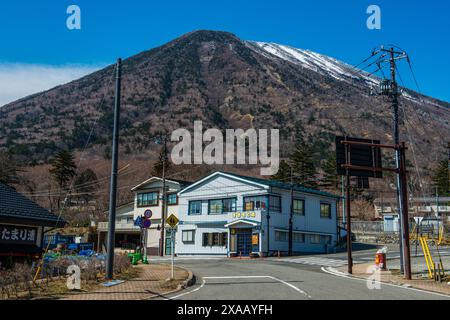 Case tradizionali a Chuzenjiko Onsen sotto il Monte Nantai, il vulcano sacro di Nikko, UNESCO, Nikko, prefettura di Tochigi, Kanto, Honshu Foto Stock