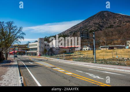 Case tradizionali a Chuzenjiko Onsen sotto il Monte Nantai, il vulcano sacro di Nikko, UNESCO, Nikko, prefettura di Tochigi, Kanto, Honshu Foto Stock