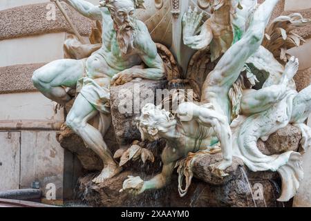 Potenza alla fontana del mare (Die Macht zur SEE) con figure di marmo che circondano una nave, creata da Rudolf Weyr nel 1897, Hofburg, Vienna, Austria, Europa Foto Stock
