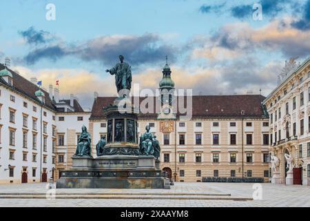 Statua in bronzo dell'imperatore Francesco II del 1846 sui cortili del Palazzo Imperiale di Hofburg, Amalienburg, Vienna, Austria, Europa Foto Stock