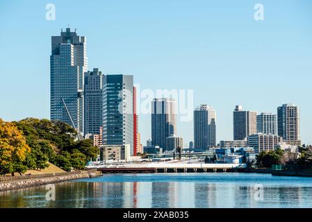 Takeshiba presso il fiume Sumida, vista sul fiume fino ai grattacieli sullo skyline blu di Chuo, Tokyo, Honshu, Giappone, Asia Foto Stock