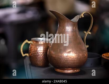 Artigianato del rame, macchine per il caffè, caraffe al Grand Bazaar, Istanbul, Turchia, Europa Foto Stock