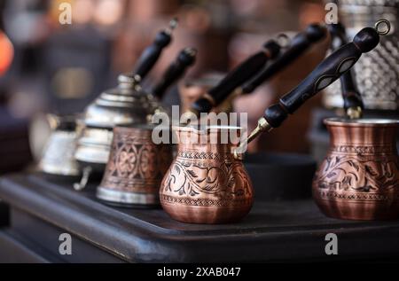 Artigianato del rame, caffettiere, jezwa turco, al Grand Bazaar di Istanbul, Turchia, Europa Foto Stock