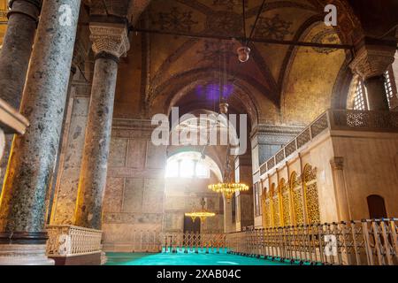 Il raggio di luce nella sala laterale destra di Hagia Sophia, sito patrimonio dell'umanità dell'UNESCO, Istanbul, Turchia, Europa Foto Stock