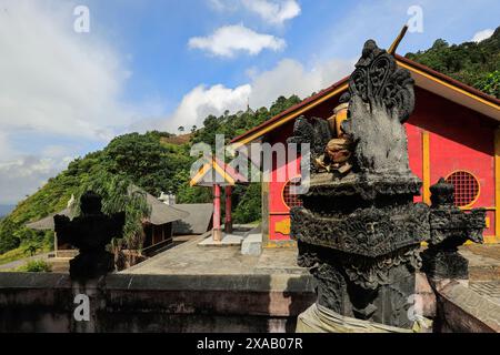 Tempio indù in questo parco turistico con una torre della pace, case di culto di cinque religioni principali e fumarole vulcaniche, Bukit Kasih, Minahasa Foto Stock