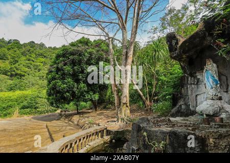 Statua della Madonna in una grotta in questo parco turistico vulcanico con una torre della pace e case di culto di cinque religioni principali, Bukit Kasih, Minahasa Foto Stock