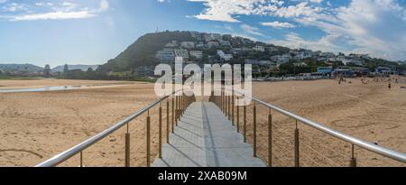 Vista di Central Beach nella baia di Plettenberg, Plettenberg, Garden Route, Western Cape Province, Sud Africa, Africa Foto Stock