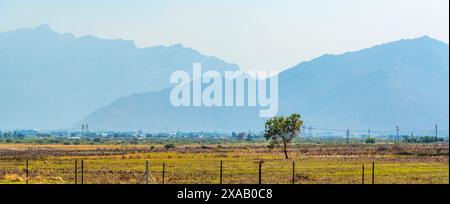 Vista del paesaggio e delle montagne vicino a Worcester, Worcester, Capo Occidentale, Sud Africa, Africa Foto Stock