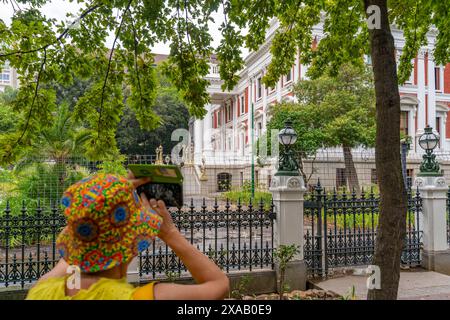 Immagine di una donna che scatta una foto del Parlamento del Sud Africa, città del Capo, Capo Occidentale, Sud Africa, Africa Foto Stock