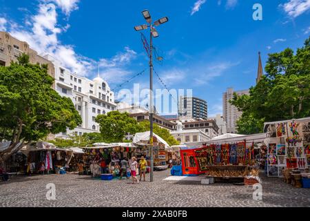 Vista delle bancarelle di souvenir colorate in Greenmarket Square, città del Capo, Capo Occidentale, Sud Africa, Africa Foto Stock